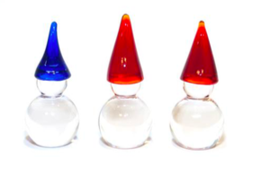 Tre nisser på rad. Første nisse fra venstre er blå, deretter to røde nisser.